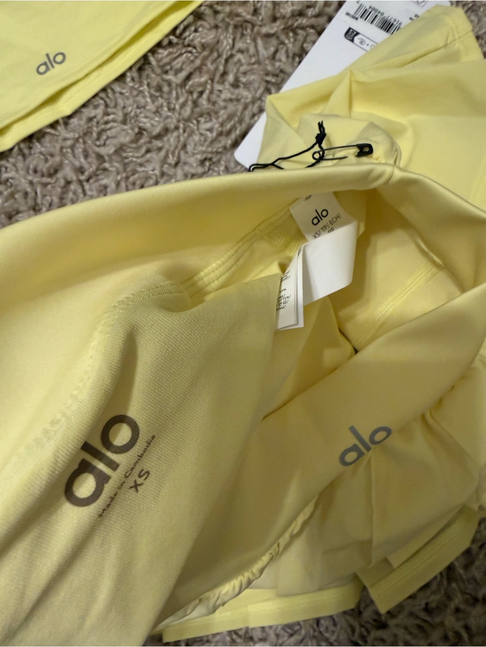 Alo Yoga Set - Double Or Nothing Tennis Skirt XS & Crop Finesse Short Sleeve M - Picture 6 of 7